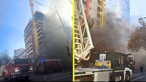 Incendio afecta a subterráneo de edificio en construcción en el centro de Santiago