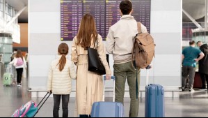 ¿Qué se necesita para viajar con niños fuera del país? Estos documentos debes presentar