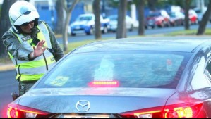 Multas superan los $100 mil: Estos son los autos que no pueden circular este miércoles en 34 comunas