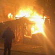 Voluntarios y máquinas de 13 compañías de Bomberos permanecen trabajando en controlar el siniestro registrado a la altura de la intersección entre calles Arturo Prat y Calle 5.