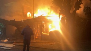 Incendio consume al menos tres casas en Renca