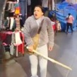 Revisa el video que muestra la agresión por parte de un grupo de comerciantes ambulantes a inspectores municipales de Santiago mientras realizaban una fiscalización en el sector.