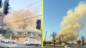 Gran incendio consume exrestaurante cerca de Metro Rondizzoni: Debieron empujar autos para sacarlos del recinto