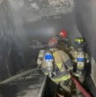 Los voluntarios de Bomberos no han logrado controlar el incendio que en la tarde de este jueves se originó en el subterráneo de un edificio residencial y de la galería 21 de Mayo, en la comuna de Santiago.