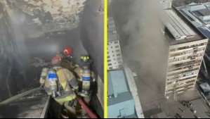 Murió una mascota y rescataron a 220 personas: Bomberos continúa combate de incendio en Santiago bajo condiciones adversas