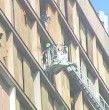 Un incendio de grandes proporciones afecta a un edificio en el centro de Santiago, el que obligó a una evacuación por los techos de una galería comercial, sin embargo, hay residentes que siguen atrapados.