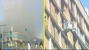 Incendio afecta a edificio en el centro de Santiago: Más de 100 personas fueron evacuadas