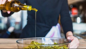 'Es antihigiénico' y 'puedes contaminar': Esto es lo que nunca debes hacer con el aceite de oliva