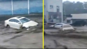 Video muestra un auto siendo arrastrado por fuerte corriente en plenas inundaciones en China