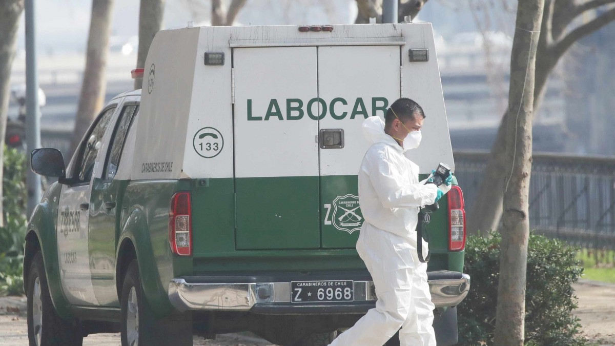 Denuncian a hombre por golpear a su conviviente y minutos después lo encuentran baleado en su auto en Cerro Navia