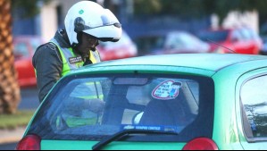 Multas superan los $100 mil: Estos son los autos que no pueden circular este viernes en 52 comunas