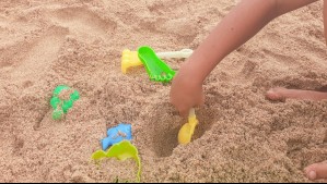 Joven murió en insólito accidente en Italia: Quedó enterrado tras cavar un hoyo en la playa