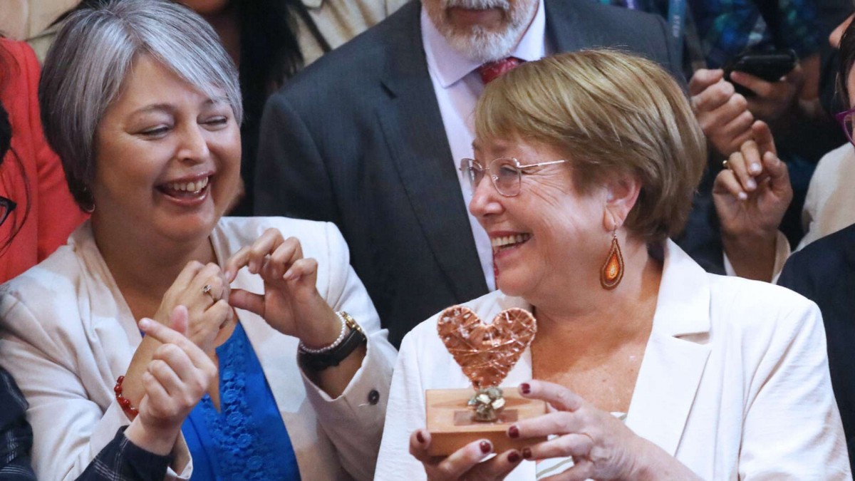 Michelle Bachelet vuelve a Chile: Entorno de Jeannette Jara espera que la exmandataria haga un 'gesto de apoyo' hacia la candidata