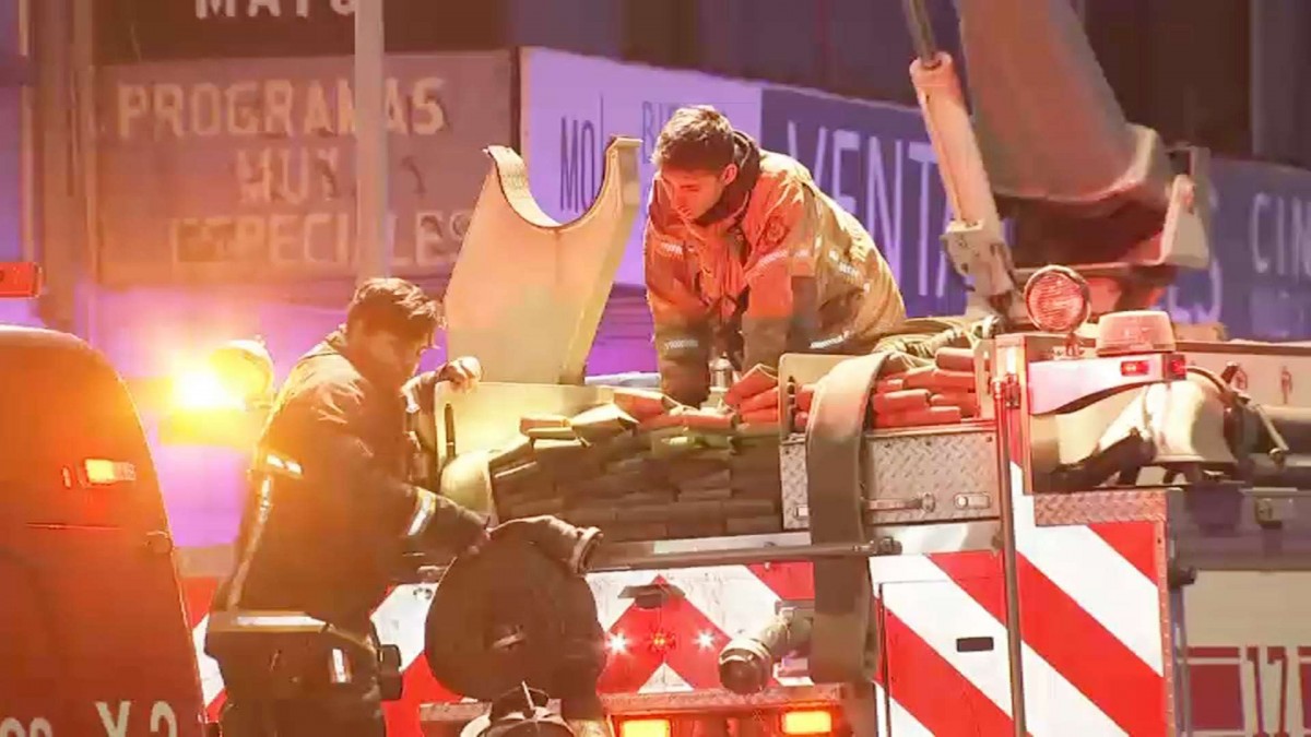 Trabajos de Bomberos en edificio de Santiago Centro que se vio afectado por incendio podrían extenderse por 24 horas