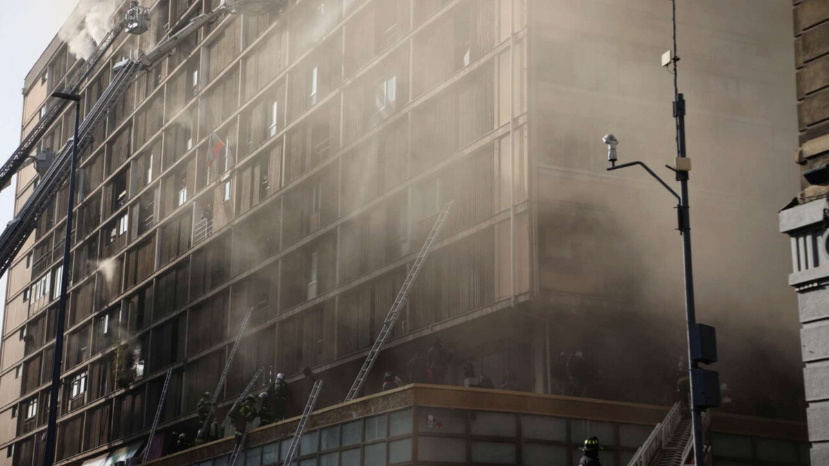Incendio que afectó a edificio de Santiago Centro se originó en bodega ilegal: Pertenecería a empresario chino