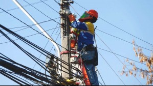 10 comunas tendrán cortes de luz este lunes en la Región Metropolitana: Revisa los sectores afectados