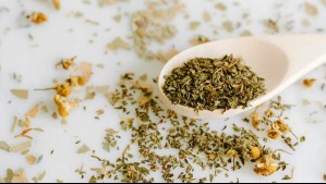 'No es solo una bebida de abuelitas': Médico destaca los beneficios reales de consumir popular hierba