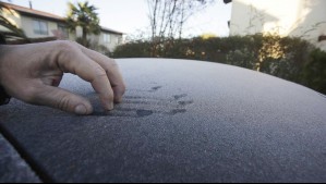 Hasta -4°C: Emiten aviso de heladas para Santiago y otras 5 regiones con 'probabilidad de formación de escarcha'