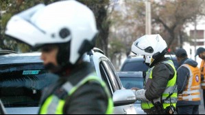 Multas superan los $100 mil: Estos son los autos que no pueden circular este martes en 52 comunas