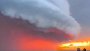 La impresionante tormenta supercélula que iluminó el cielo durante una puesta de sol