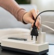 Aunque los alargadores son útiles en el hogar, su mal uso puede ser peligroso. Un experto en electricidad advierte que hay al menos 16 electrodomésticos que no debes enchufar al alargador.