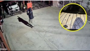 Encapuchado percutó al menos 15 disparos contra auto estacionado en domicilio de Maipú: Se grabó mientras disparaba y luego huyó