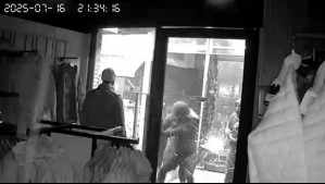 Robaron $25 millones: Cámaras captan violento ingreso de encapuchados a tienda de mall en la comuna de Colina