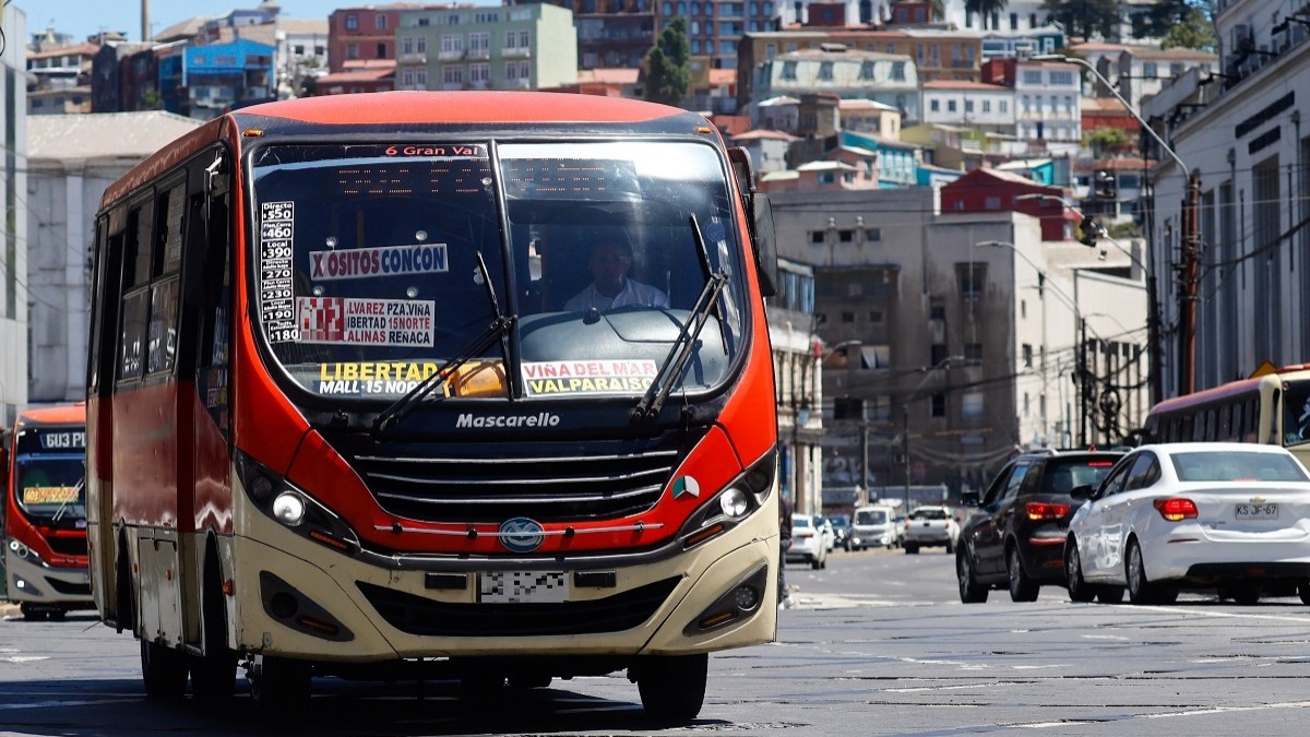Mujer fue golpeada por puerta que se desprendió de micro en Valparaíso: 