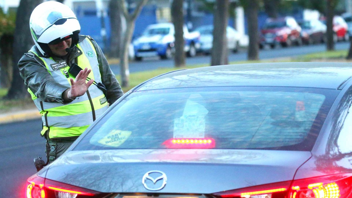 Multas superan los $100 mil: Estos son los autos que no pueden circular este viernes en 34 comunas
