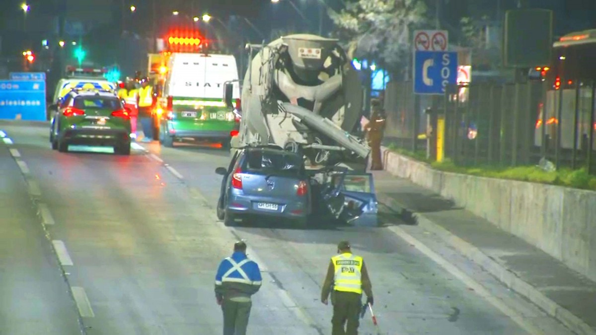 Dos personas fallecidas deja colisión entre vehículo y camión cisterna de cemento en la Autopista Central