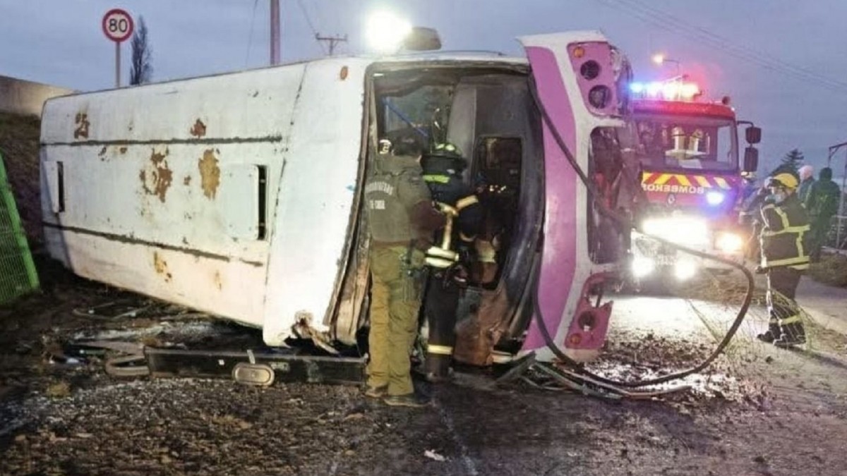 Al menos un muerto tras volcamiento de bus con 28 pasajeros a bordo en Arauco