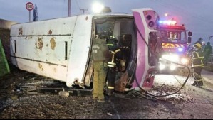 Al menos un muerto tras volcamiento de bus con 28 pasajeros a bordo en Arauco