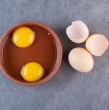 ¿El color de la yema influye en la calidad del huevo? Descubre qué significa si es amarilla o naranja, a qué se debe la diferencia y si tiene relación con el valor nutricional o la alimentación de las gallinas.