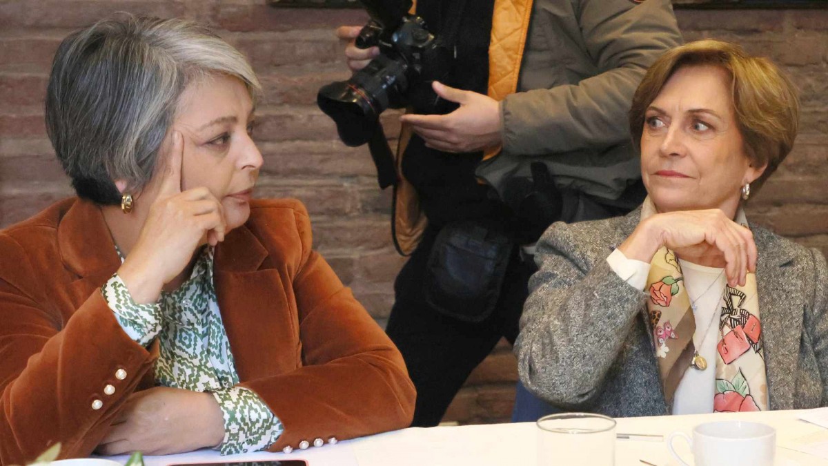 Jara solidariza con Matthei por campaña en su contra: 