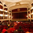 El Pase Cultural otorga $50.000 a jóvenes de 18 años y adultos mayores con PGU. Conoce cómo activarlo y dónde se deposita el dinero para usarlo en cine, libros y más.