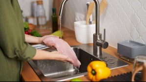 ¿Por qué no deberías lavar el pollo antes de cocinarlo?