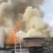 Bomberos de la capital trabajan en un incendio que se registra en un céntrico sector de Santiago. Según publicó el cuerpo de Bomberos en su cuenta de X, \\\'existe peligro de propagación\\\'.
