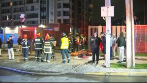 Vehículo incendiado en subterráneo de edificio provoca evacuación de departamentos en Recoleta