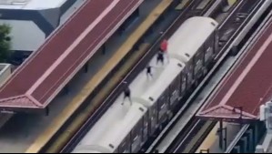 'Subway surfing': Captan a jóvenes en arriesgada maniobra sobre el techo de un tren del Metro de Nueva York