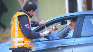 Multas superan los $100 mil: Estos son los autos que no pueden circular este martes en 34 comunas