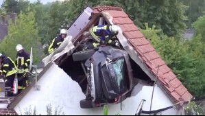 Un niño fue atropellado: Auto se salió de la carretera y terminó incrustado en una casa en Alemania