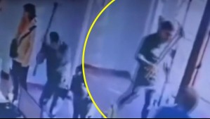 Día de furia: Video muestra a hombre destruyendo oficina de empresa de energía con una picota