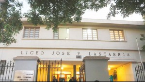 Lanzan fuegos artificiales en medio de incidentes afuera del Liceo Lastarria