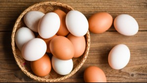 ¿Huevos blancos o de color? Esta es la verdadera diferencia entre ambos