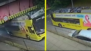 Impactante accidente: Bus de dos pisos destruye su techo tras chocar contra un puente en Reino Unido