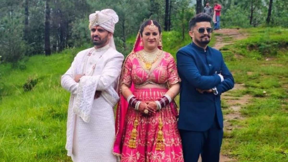 'Estamos orgullosos': Dos hermanos se casan con la misma mujer en India y desatan polémica