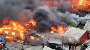 Incendio afecta a bodega de ropa y se propaga a viviendas en Concepción: Hay lesionados y evacuaciones