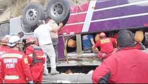Al menos 15 fallecidos y 30 heridos deja grave accidente en Perú: Bus rodó por un barranco