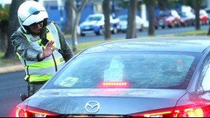 Revisa tu patente y evita multas: Estos son los autos que no pueden circular este viernes en 34 comunas