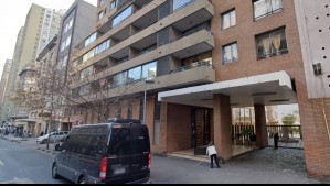 Día de furia: Mujer discute con su pareja, muerde a una conserje y le da puñetazo a una carabinera en edificio de Santiago